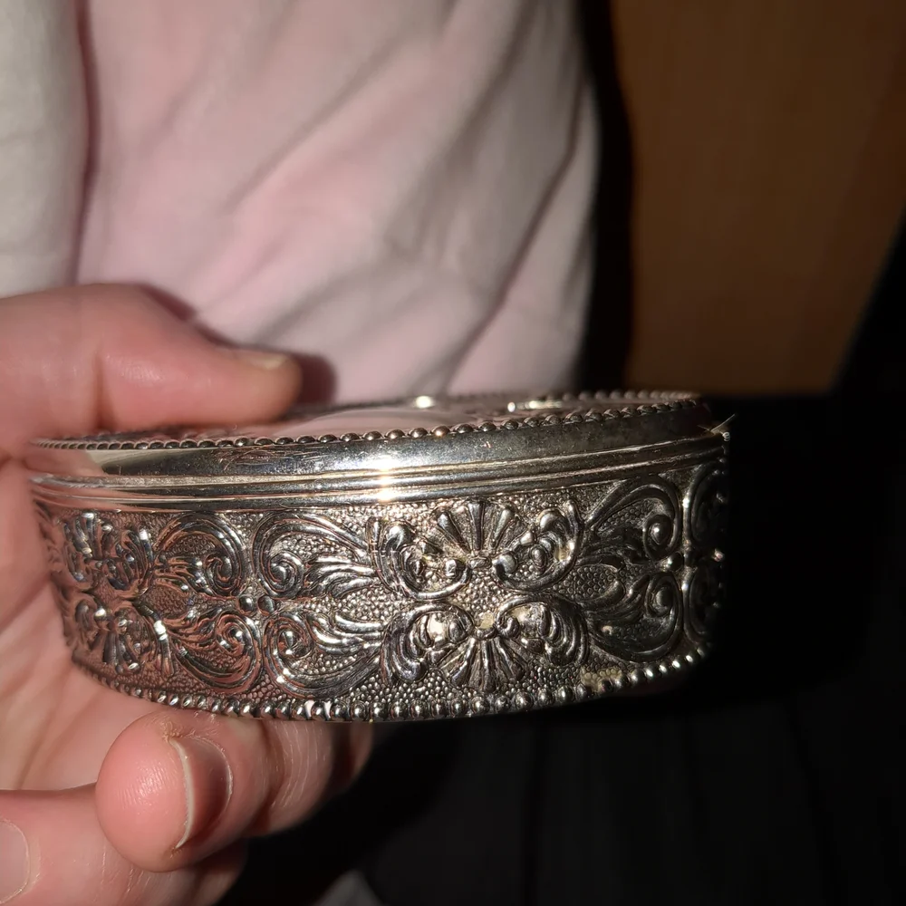 Unique Vintage Silver Heart Makeup Organizer